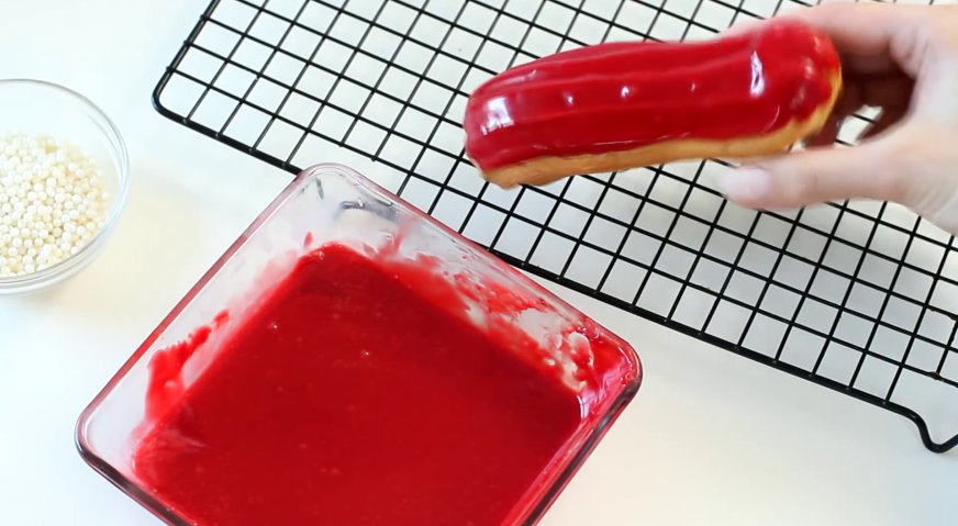 Классические эклеры: Ягодные пирожные макаем в красный ганаш. В нём к сливкам добавляется белый шоколад и красный краситель.
