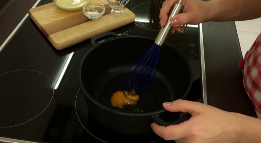 Торт Прага: Взбиваем яичный желток с водой.