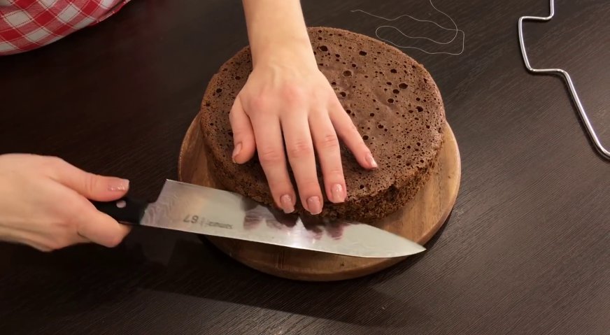 Торт Прага: Разрезаем бисквит на три равных коржа.