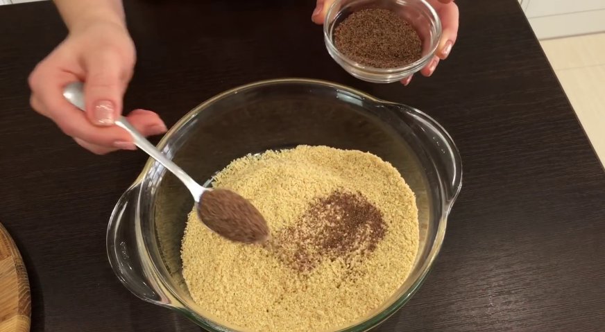 Торт Прага: Для декорирования перетираем в крошку песочное печенье, и смешиваем его с тёртым шоколадом.