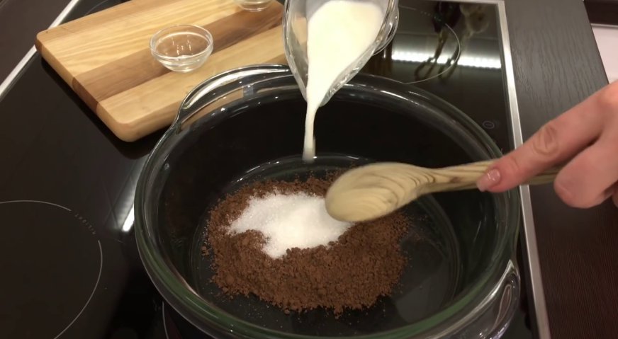 Торт Прага: Варим на водяной бане шоколадную помадку. Для этого смешиваем какао-порошок с сахарным песком и молоком. Постоянно помешивая увариваем до однородности.