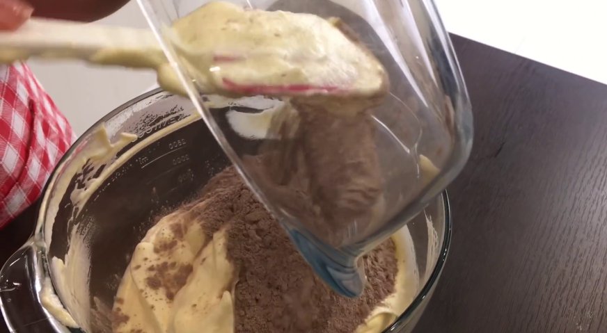 Торт Прага: Отправляем просеянную с какао муку в миску с яичной смесью.