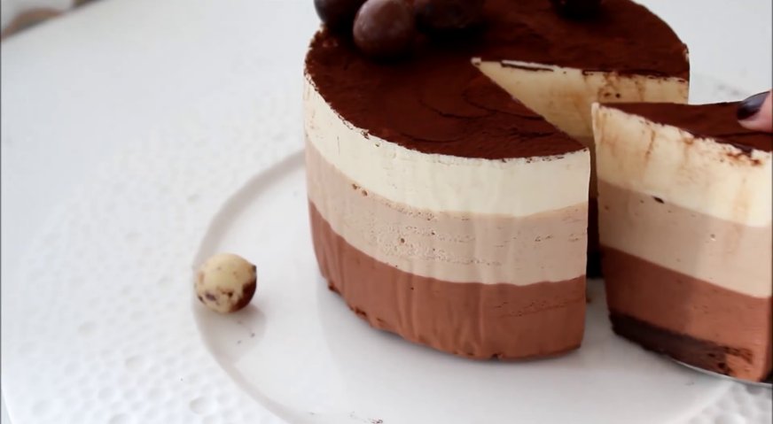 Торт три шоколада: Разрезаем торт на порционные куски, и подаём к столу. Приятного аппетита!