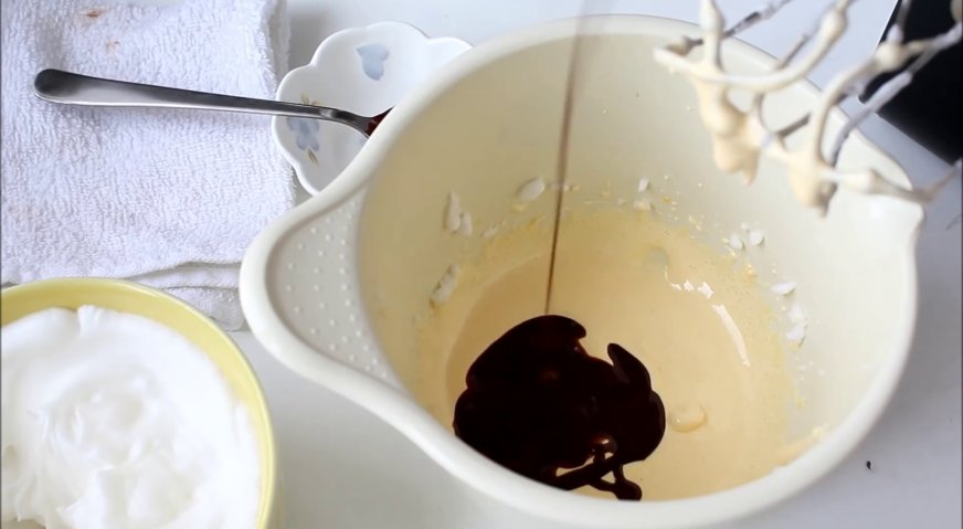 Торт три шоколада: Добавляем ко взбитым желткам растопленный со сливочным маслом шоколад, и продолжаем взбивать.