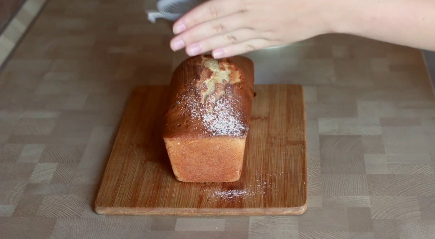 Творожный кекс: Остывший кекс вынимаем из формы, и присыпаем сверху сахарной пудрой. Приятного аппетита!
