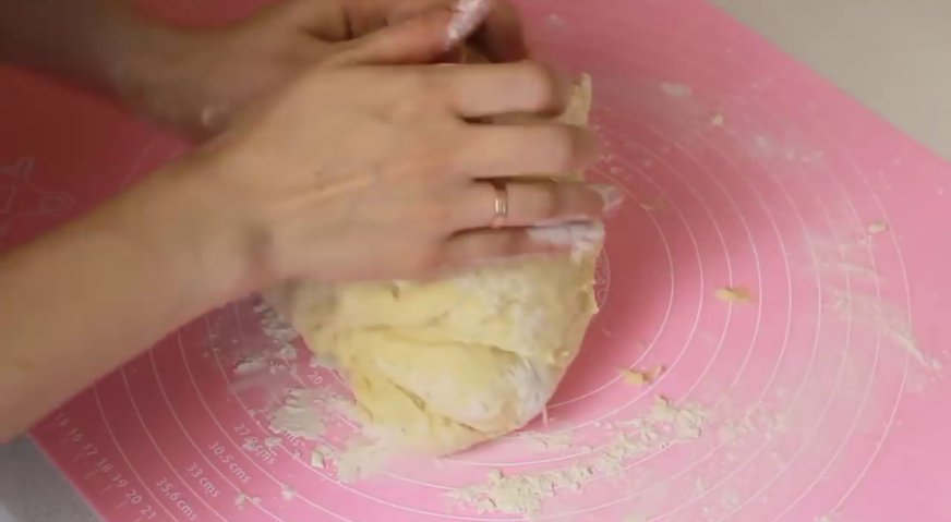 Булочки с изюмом: Завершаем вымешивание руками. При необходимости понемногу добавляем в муку до тех пор, пока тесто не перестанет липнуть к рукам и столу.