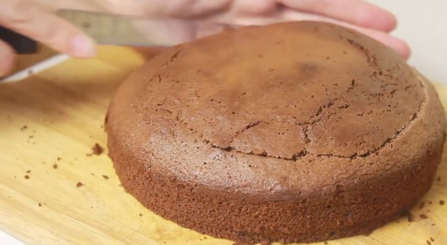 Торт баунти: Верхушку коржа срезаем, чтобы выровнять поверхность торта.