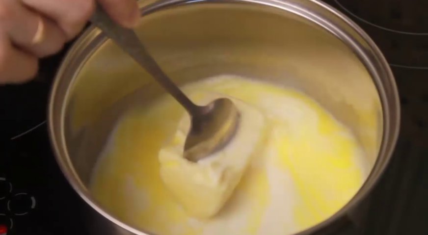 Торт баунти: Молоко с сахаром и сливочным маслом ставим на средний огонь, и нагреваем до растворения сливочного масла и сахара.