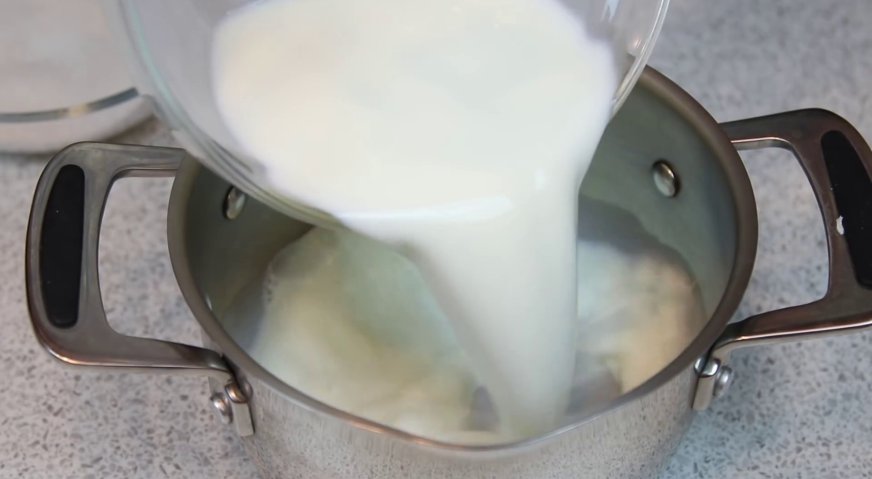 Торт чародейка: Молоко наливаем в кастрюлю, добавляем сахар, ваниль, соль, ставим на плиту, и доводим до кипения. Помешивая следим, чтобы сахар полностью