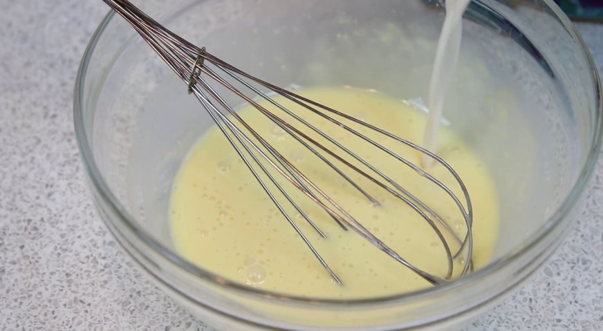 Торт чародейка: Тонкой струйкой в несколько приёмов вливаем половину горячего молока в яичную смесь, каждый раз тщательно размешивая.