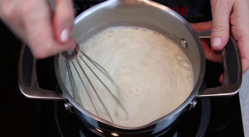 Торт чародейка: Ставим на плиту, и, не прекращая перемешивать, варим до загустения.