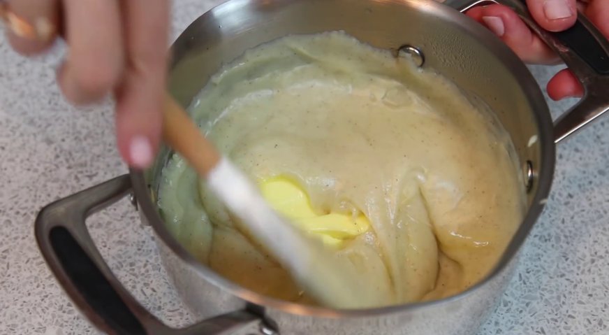 Торт чародейка: В горячий крем добавляем сливочное масло, и перемешиваем до полного растворения и однородности.