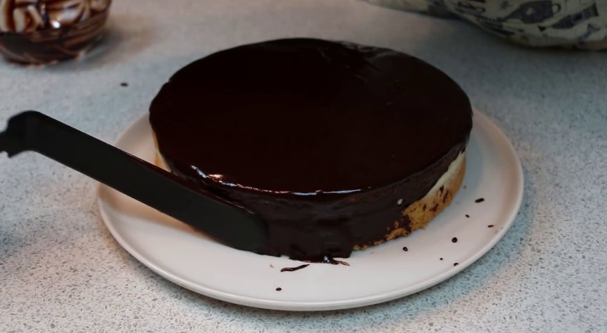 Торт чародейка: Поливаем торт глазурью, потёки распределяем равномерно на бока.