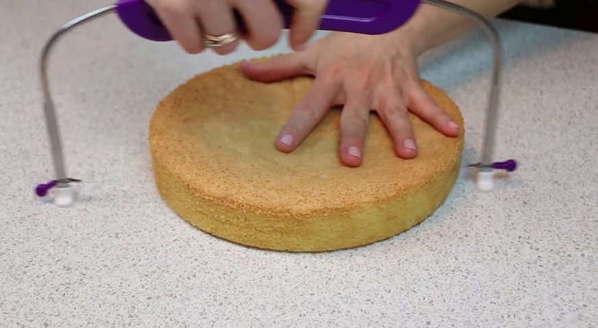 Торт чародейка: Разрезаем бисквит вдоль на две половины.