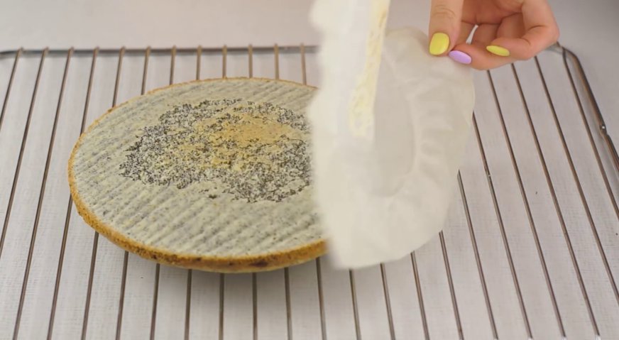 Торт сказка: Готовый бисквит сразу же опрокидываем на решётку, и оставляем до полного остывания.