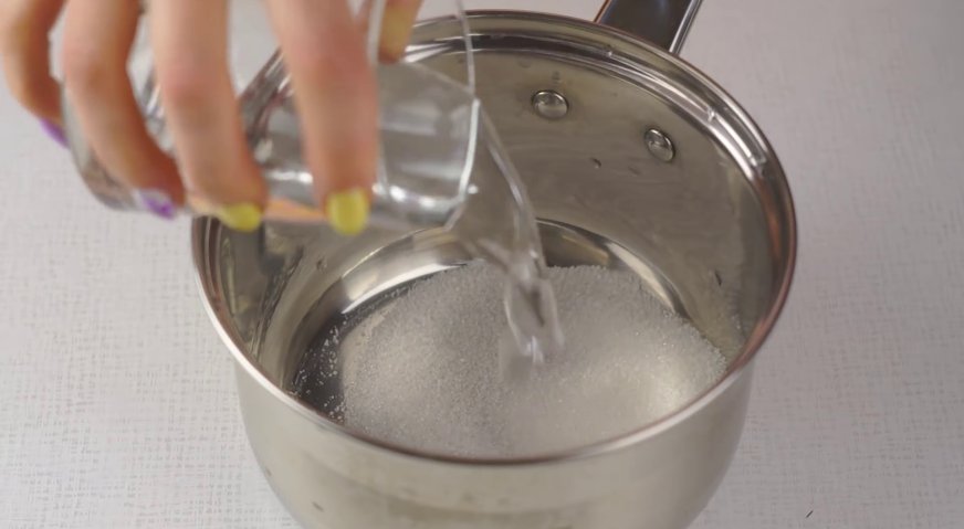 Торт сказка: Приготовим сироп для пропитки бисквита. В миску насыпаем сахар, доливаем воду, и ставим на средний огонь.