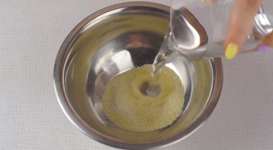 Торт сказка: Готовим крем. Для этого желатин заливаем холодной водой, и оставляем набухать примерно 20 минут.