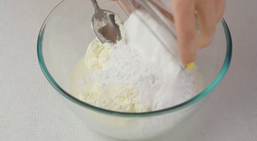 Торт сказка: Взбиваем в миске холодные сливки, отвешенную сметану и сахарную пудру.