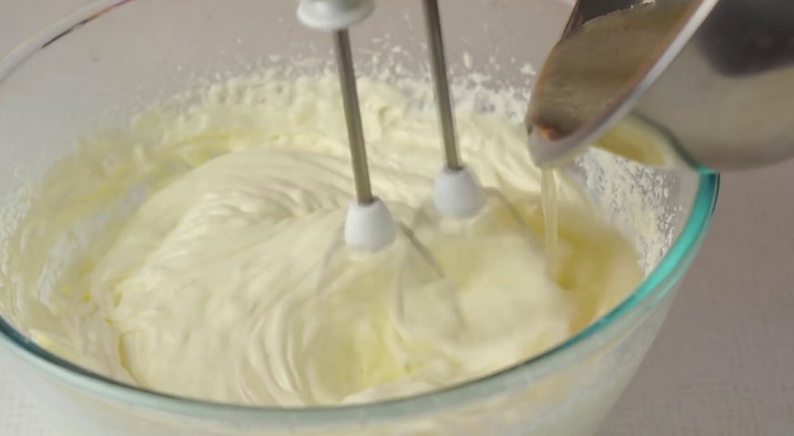 Торт сказка: Крем с желатином тщательно взбиваем миксером