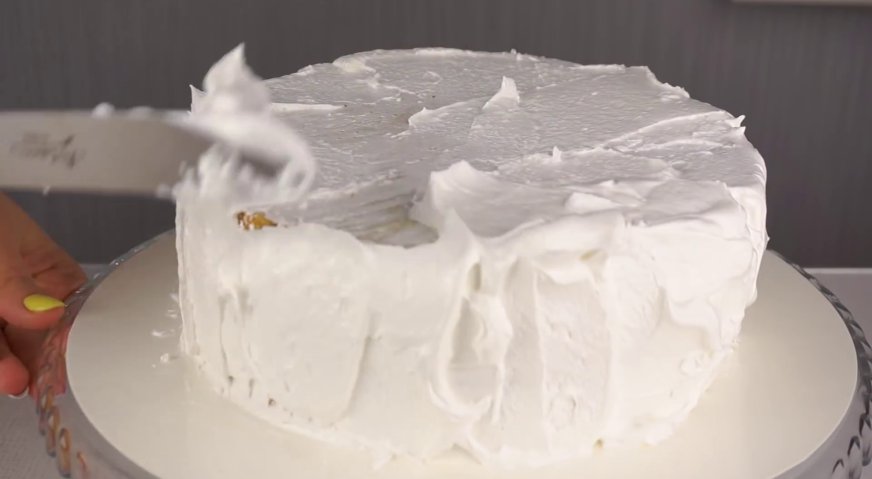 Торт сказка: Приготовленным кремом выравниваем бока и верх остывшего пропитанного торта.