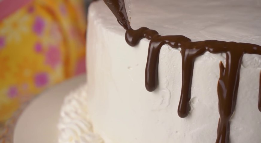 Торт сказка: Растопленной глазурью рисуем на боках торта шоколадные потёки.