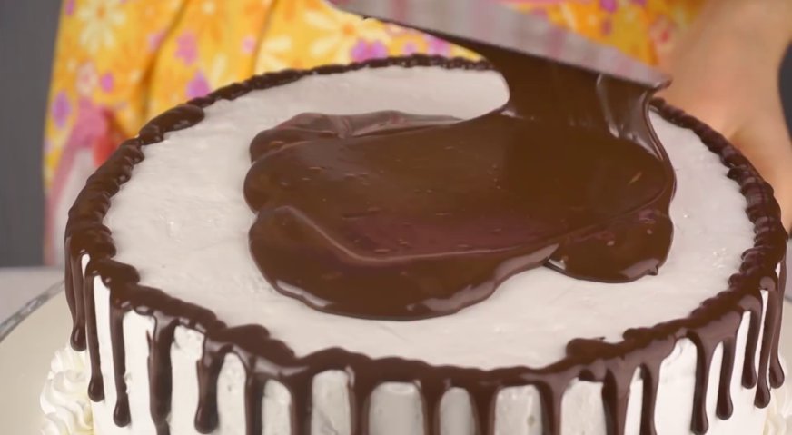 Торт сказка: Оставшуюся глазурь выливаем в центр торта, и равномерно покрываем поверхность.