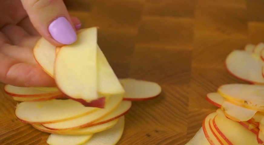 Торт сказка: Пока сироп закипает, тонкими ломтиками нарезаем яблоки.