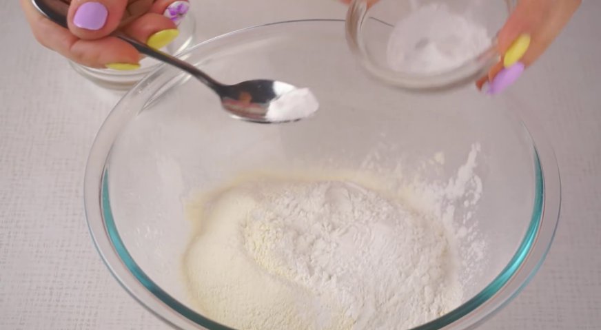Торт сказка: Готовим бисквит. Для этого в миску просеиваем 95 грамм муки, 30 грамм крахмала, 1/2 чайной ложки соды и 1/2 чайной ложки лимонной кислоты.