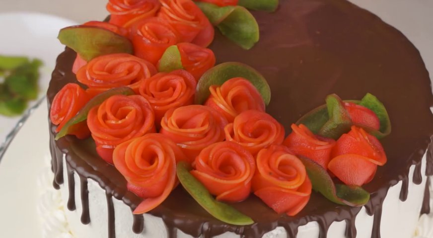 Торт сказка: Подготовленные яблочные розы и листья выкладываем поверх торта.