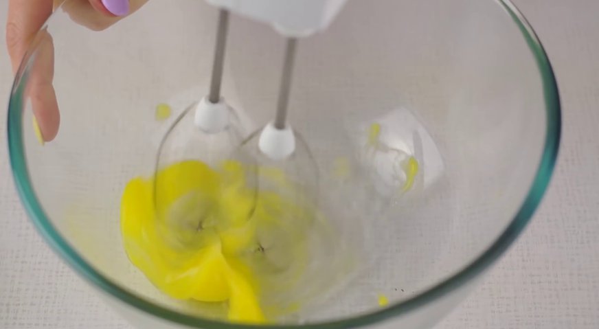 Торт сказка: В отдельной миске взбиваем яйцо со 100 граммами сахара до плотной пены.