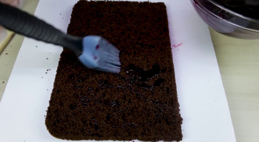 Торт танк: Приступаем к сборке торта. Нижний корж пропитываем вишнёво-коньячным сиропом.