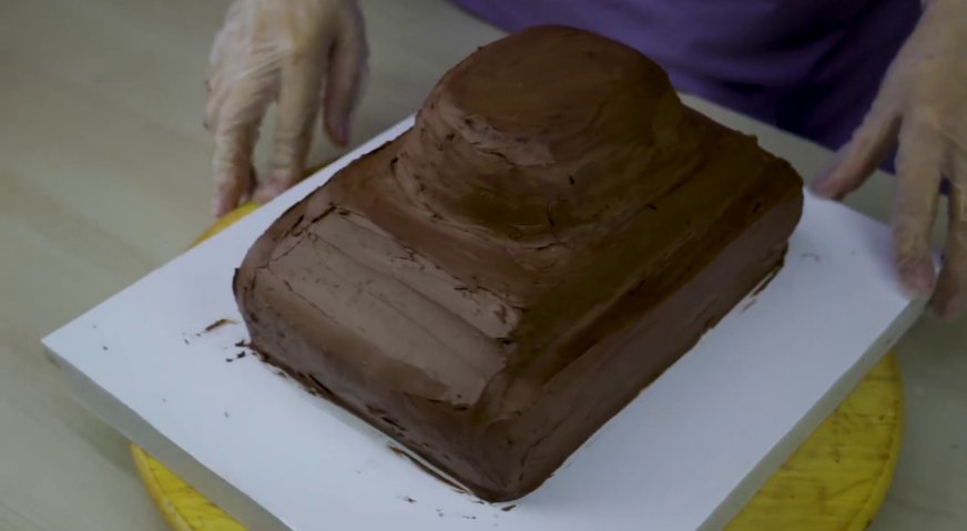 Торт танк: Выравнивать нужно в два этапа. После первого отправляем торт в холодильник на 15 минут.