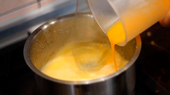 В кипящее молоко вводим желтки, интенсивно... Эклеры с кремом Шарлотт: пошаговый фото-рецепт