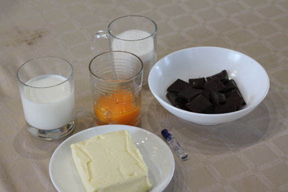 Подготавливаем ингредиенты для шоколадного... Эклеры с кремом Шарлотт: пошаговый фото-рецепт