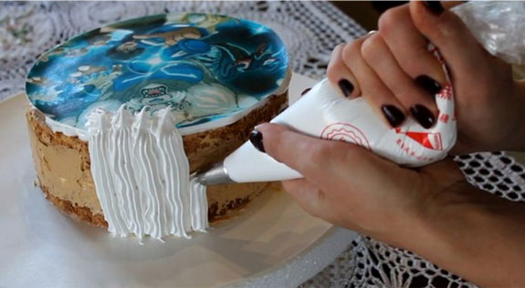 Остается украсить торт по бокам кремом Мокрое... Торт Иней: пошаговый фото-рецепт