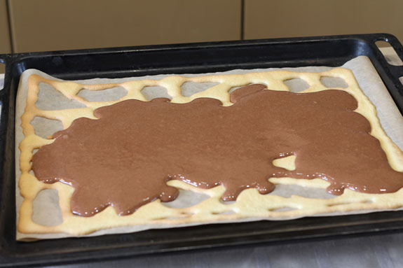 В оставшееся бисквитное тесто добавляем какао и вымешиваем до однородности. Рулет Жираф: пошаговый фото-рецепт