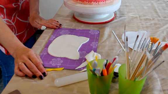 Из белой мастики вырезаем апликацию в форме... Торт Вишневое суфле: пошаговый фото-рецепт