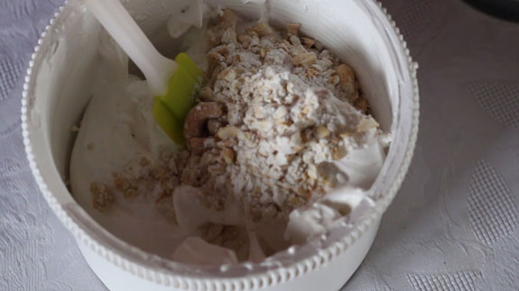 Соединяем орехи с белковой... Киевский торт: пошаговый фото-рецепт