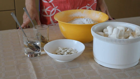 Необходимые ингредиенты. Сахарная мастика для покрытия торта: пошаговый фото-рецепт