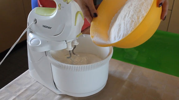 Чашу с растопленным зефиром устанавливаем на миксер. Сахарная мастика для покрытия торта: пошаговый фото-рецепт