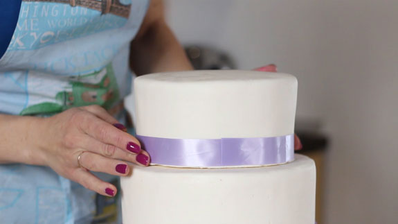 Как правильно собрать трехъярусный торт: пошаговый фото-рецепт. Аккуратно устанавливаем верхний слой