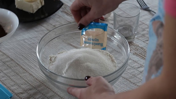 В удобной для вымешивания теста посуде соединяем муку, сахар и ванильный сахар. Размешиваем. Печенье Бабочки: пошаговый фото-рецепт