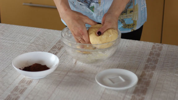 Готовое тесто для песочного печенья разделяем на две, условно равные, части. Печенье Бабочки: пошаговый фото-рецепт