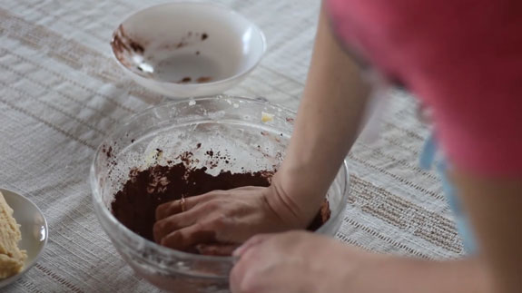 В одну из частей добавляем какао. Печенье Бабочки: пошаговый фото-рецепт