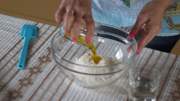 В удобной посуде замешиваем плотное, эластичное тесто. Штрудель с яблоками: пошаговый фото-рецепт