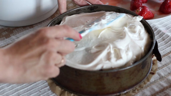 На клубнику выкладываем половину сметанного... Голый торт: пошаговый фото-рецепт