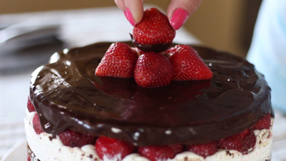 Затем украшаем свежей клубникой и Голый торт... Голый торт: пошаговый фото-рецепт