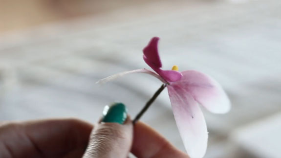 Прикручиваем нижние чашелистики цветка. Как сделать орхидею из мастики: пошаговый фото-рецепт