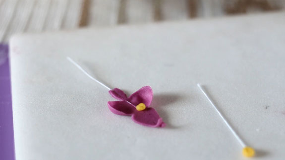 Как сделать орхидею из мастики: пошаговый фото-рецепт. С помощью пищевого клея или водки клеим на лепесток тычинку