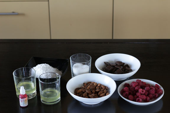 Ингредиенты для приготовления малиновых... Малиновые макаруны с черным шоколадом: пошаговый фото-рецепт